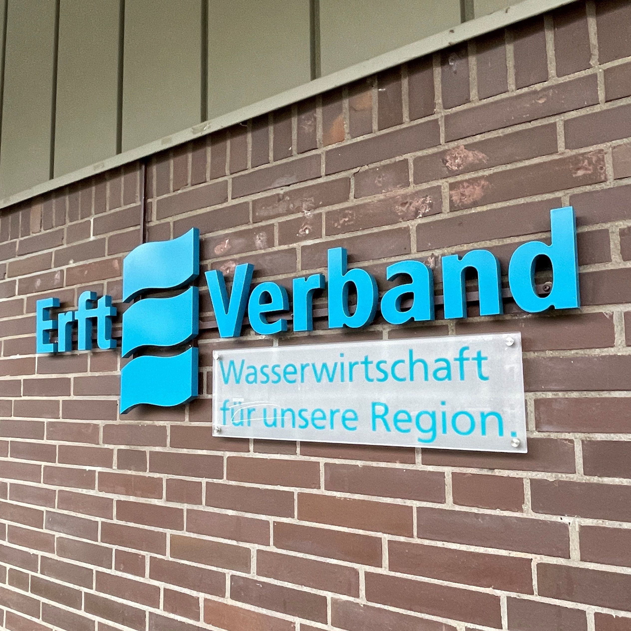 Erftverbands Logo an der Verwaltung in Bergheim