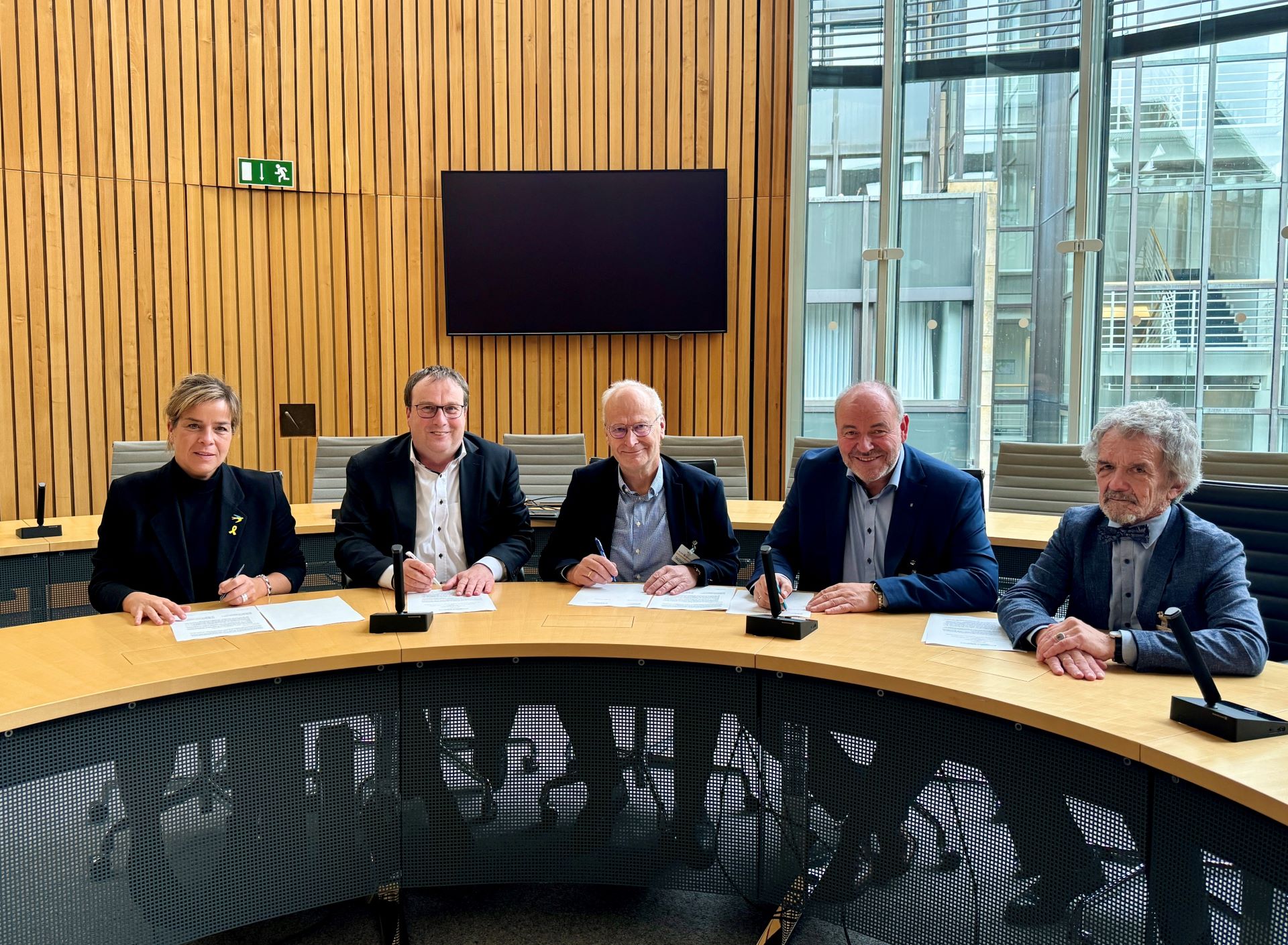 Unterzeichneten eine gemeinsame Erklärung zum Burgfeyer Stollen: Die Landesminister Mona Neubaur (v.l.) und Oliver Krischer sowie Prof. Heinrich Schäfer und Bürgermeister Dr. Hans-Peter Schick für den Erftverband. Foto: Land NRW/pp/Agentur ProfiPress